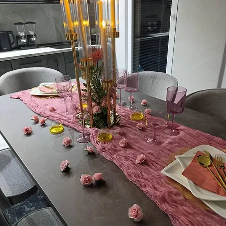 Lea فيلة توزلا